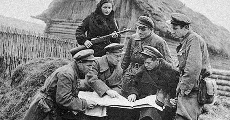 Под Смоленском советские партизаны захватили почту немцев. Они были шокированы, когда перевели письма на русский
