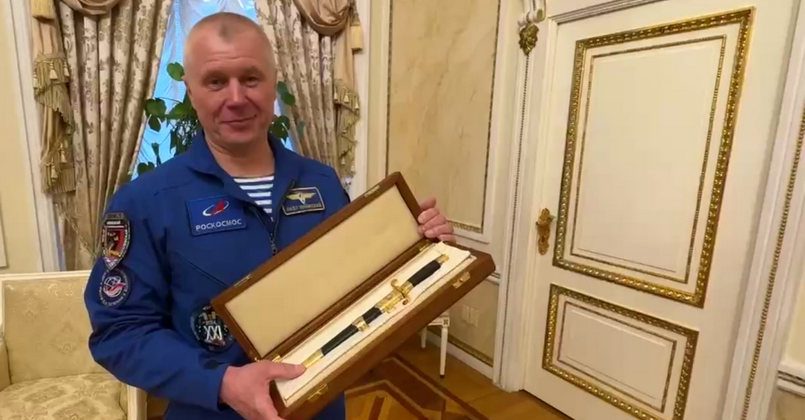 Лукашенко подарил кортик российскому космонавту