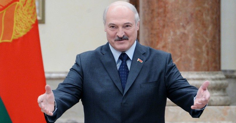 Лукашенко пообещал угостить фирменным салатом космонавтов Василевскую и Новицкого