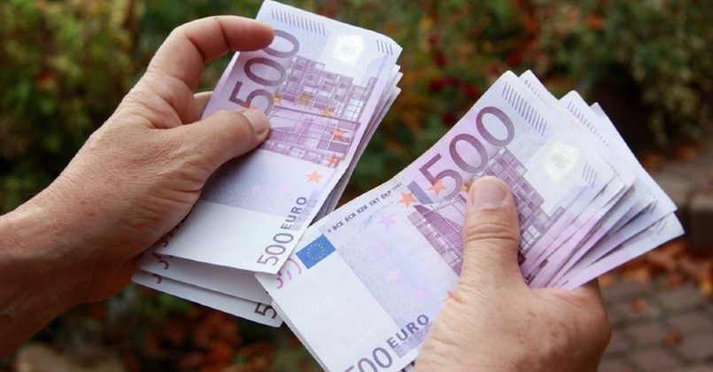 Жители Латвии из-за нехватки денег вынуждены тратить свои сбережения
