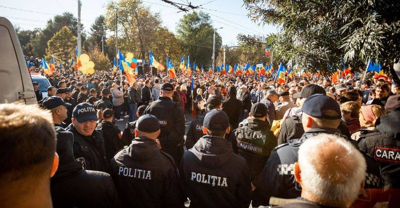 В Молдове на митинге оппозиции начались стычки между протестующими и полицией