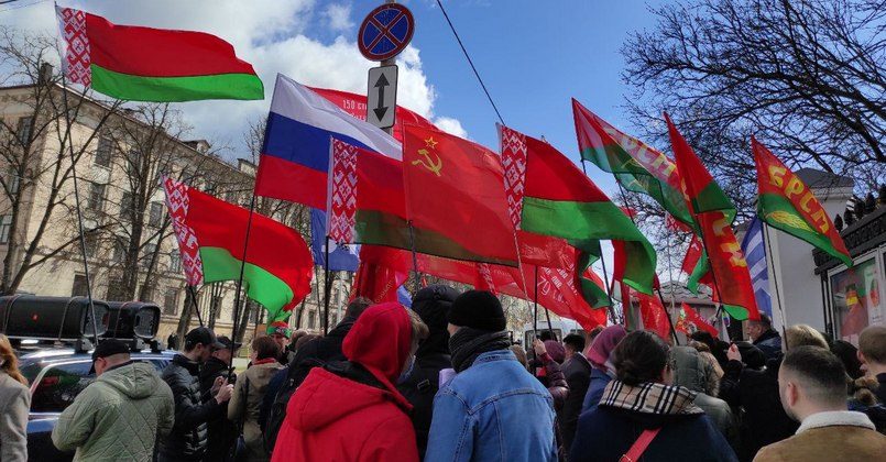 Белорусы вышли на митинг к посольству Германии из-за замены флага в Бухенвальде