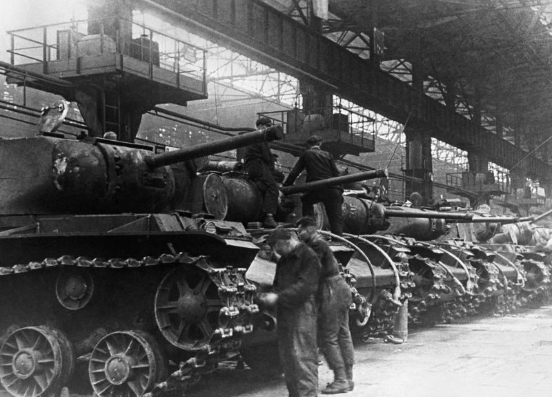 «Это невозможно»: Гитлер был в шоке, когда узнал сколько СССР производит танков в месяц