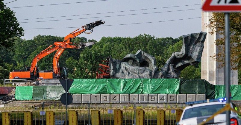 В Минкультуры Латвии назвали число снесенных советских памятников