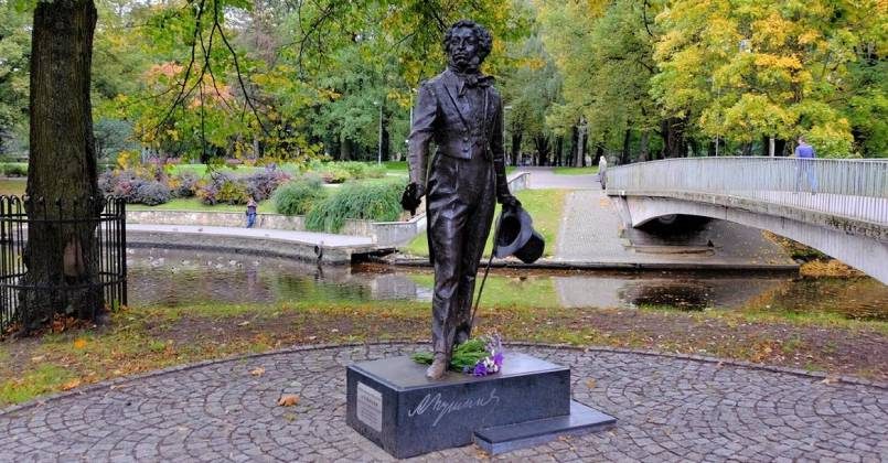 В посольстве РФ в Латвии назвали демонтаж памятника Пушкину «трусливой выходкой русофобов»