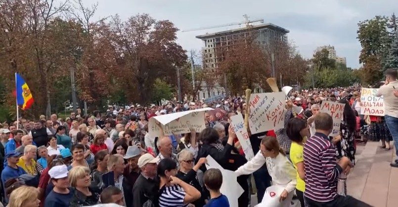  Оппозиция в Молдове сжигает счета за газ и требует отставки президента