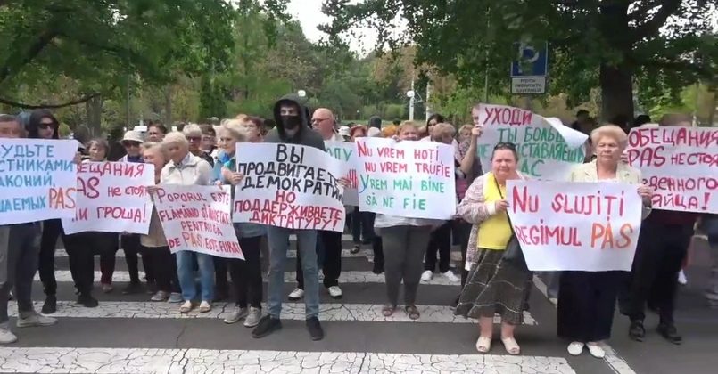 Сторонники оппозиции пикетировали здание правительства Молдовы