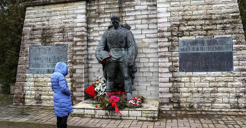 Жители Эстонии несут цветы к «Бронзовому солдату»