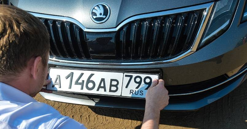 Посольство РФ призвало граждан вывезти с территории Латвии авто с российскими номерами