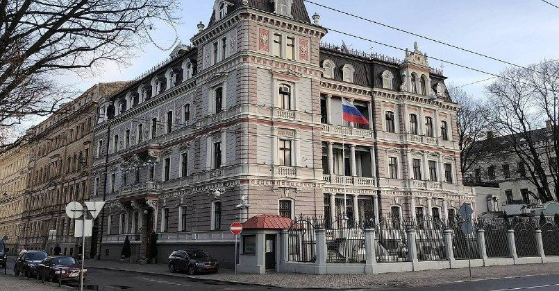Возле посольства России в Латвии задержали агрессивных людей
