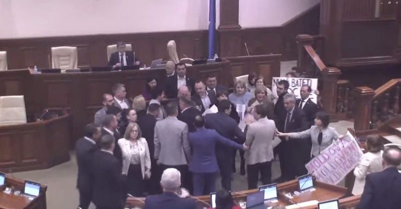 Оппозиция заблокировала трибуну парламента Молдовы в знак протеста против переименования языка