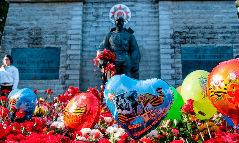 Возложение цветов у «Бронзового солдата» 9 мая 2017 года