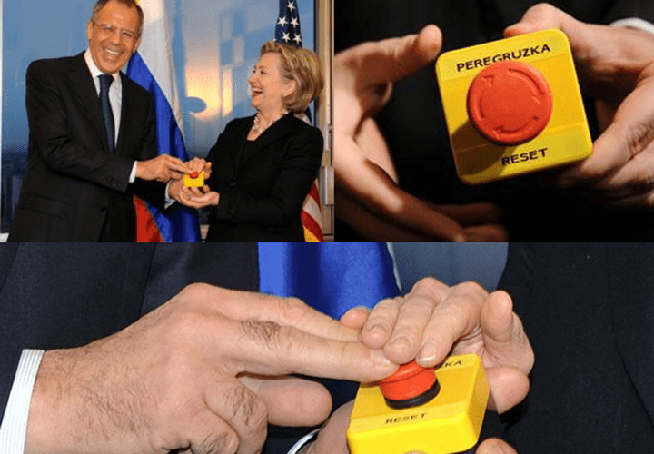 Хиллари Клинтон подарила Сергею Лаврову сувенир в виде кнопки, на которой английскими буквами написано русское слово «перегрузка»