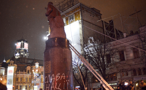 8 декабря 2013 года в Киеве митингующие снесли памятник Владимиру Ленину на Бессарабской площади