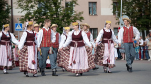 Издавна основной формой фольклора, языком народного самовыражения у литовцев был танец