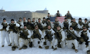 Американские военные фоне Ивангородской крепости
