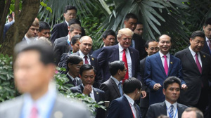 Владимир Путин и Дональд Трамп перед совместным фотографированием лидеров экономик форума Азиатско-Тихоокеанского экономического сотрудничества