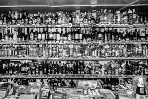 Полки с алкоголем в небольшом магазине в Варене — районе с самым высоким уровнем самоубийств в Литве /Фотограф: Ганс Юнг (Hannes Jung)