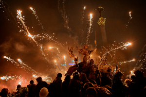 Люди пускают фейерверки на площади Независимости в ночь на 21-е февраля 2014 года
