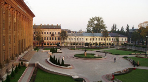 Площадь около старого корпуса Даугавпилсского Университета / Фото: Anatolyvyalikh 