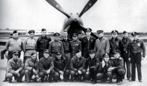 Фотография на память советских и американских летчиков на аэродроме в Фэрбенске у истребителя Bell P-63 Kingcobra. Американские самолеты по ленд-лизу передавались русским пилотам на Аляске для их перегонки в СССР. 