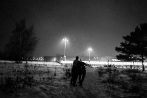 Полицейский арестовывает человека рядом с парковкой супермаркета /Фотограф: Ганс Юнг (Hannes Jung)