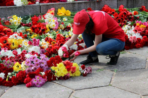 Активист с цветами