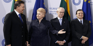 Виктор Янукович (крайний слева). Вильнюсский саммит «Восточного партнёрства» осенью 2013 года