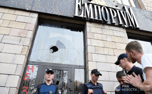 Сотрудники полиции у разбитых витрин магазина на улице Грушевского в Киеве