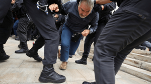 Испанская полиция жёстко разгоняла участников референдума