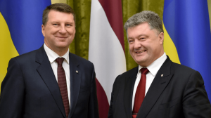 Президент Латвии Раймондс Вейонис и глава Украины Петр Порошенко
