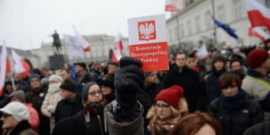 В польской столице прошли акции протеста против вводящихся в стране ограничений для работы СМИ и ряда других инициатив