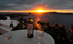 Вино и закат на Санторини
