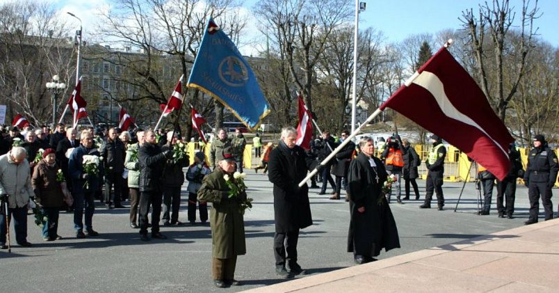Александр Кирштейнс (в центре), 16 марта 2018 года, Рига, памятник Свободы. Источник: личный архив автора