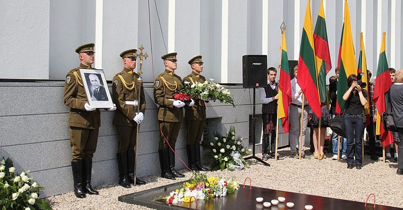 Почетное перезахоронение нацистского коллаборациониста Юозаса Амбразявичюса / Фото: alkas.lt