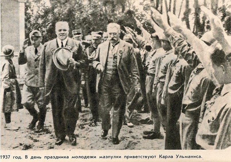 В день праздника молодежи мазпулки приветствуют Карла Ульманиса, 1937 г. / Фото: darbabalss.eu