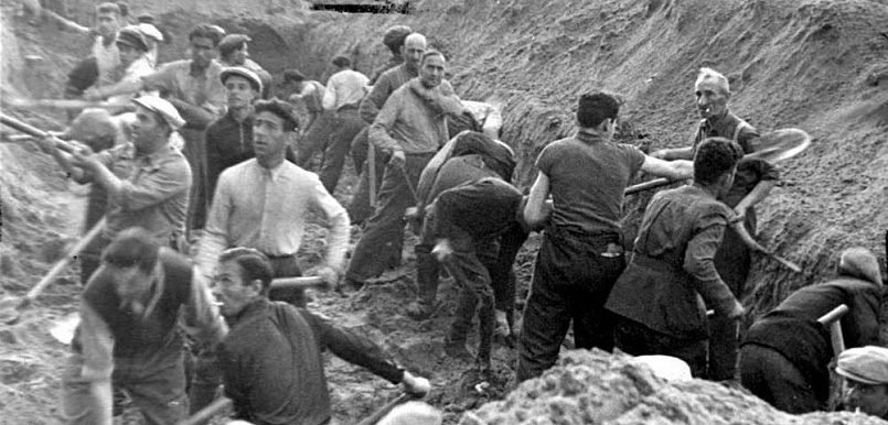 Литва. Евреи роют яму – здесь они будут закопаны после расстрела / Фото: Baltnews