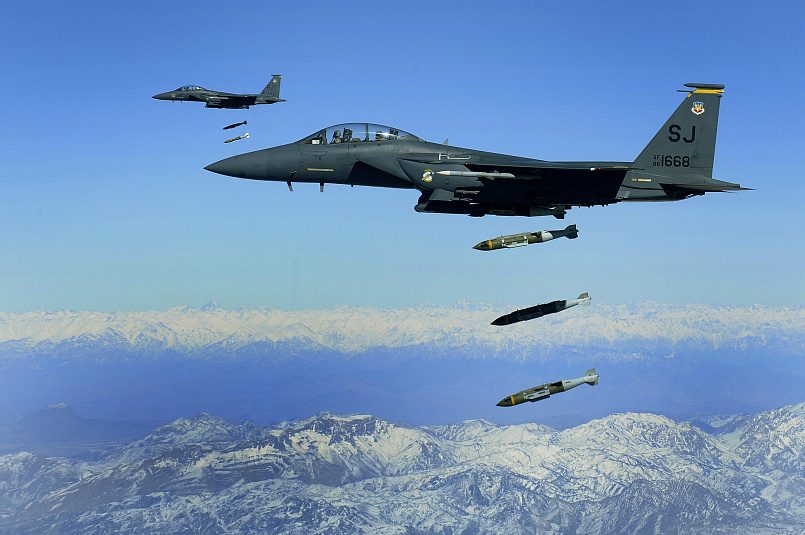 F-15 сбрасывают JDAM в восточном Афганистане, 2009 г. / Фото: Reddit