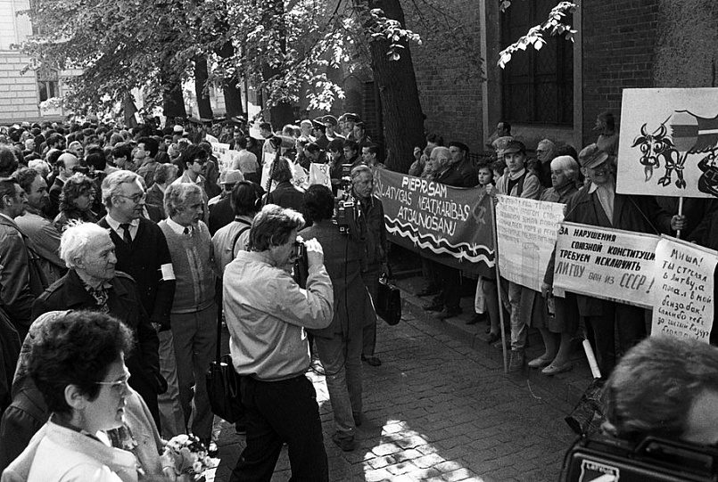 Митингующие у здания Верховного совета Латвии, 4 мая 1990 г. /Фото: lsm.lv