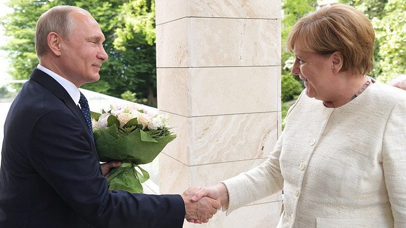 Путин подарил Меркель цветы / Фото: RT