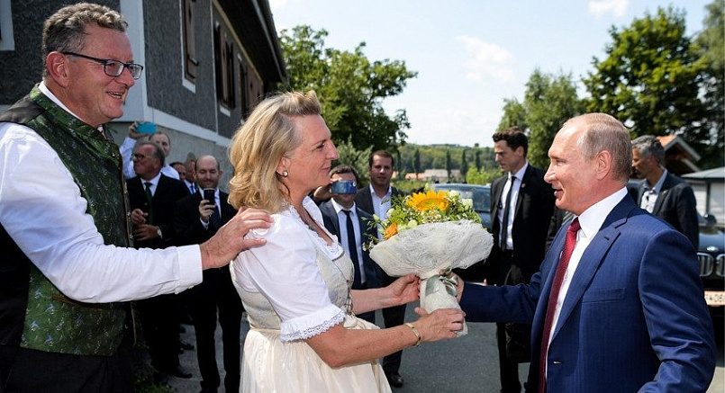 Владимир Путин на свадьбе главы МИД Австрии Карин Кнайсль / Фото: 24tv.ua