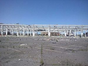 Спустя три года боевых действий в районе аэропорта от немецкого гипермаркета остался только бетонный каркас