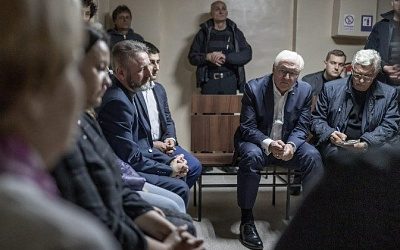 Президент Германии провел час в бомбоубежище на Украине