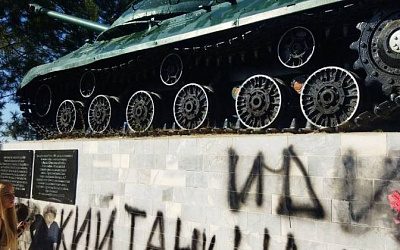 В Молдове вандалы осквернили танк-памятник Т-34