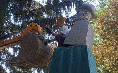 На Украине снесли памятник биологу Мичурину