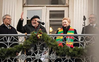 Патриарха литовских консерваторов и экс-президента встретили аплодисментами и криками «Позор!»