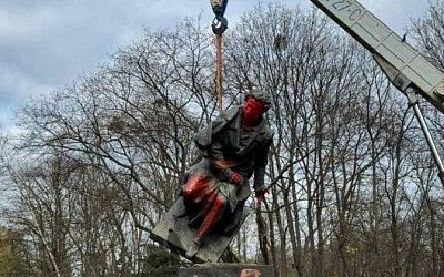 В Киеве демонтировали памятник Александру Пушкину