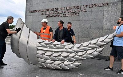 В Киеве демонтировали герб СССР с монумента «Родина-мать»