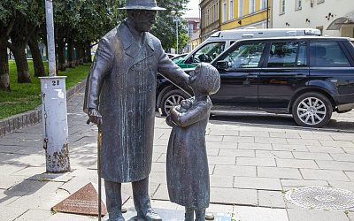 Оскверняют памятники жертвам Холокоста: вакханалия неонацистов в Прибалтике и на Украине