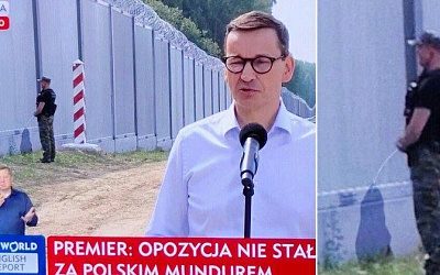 Премьер Польши дал интервью на фоне справляющего нужду пограничника